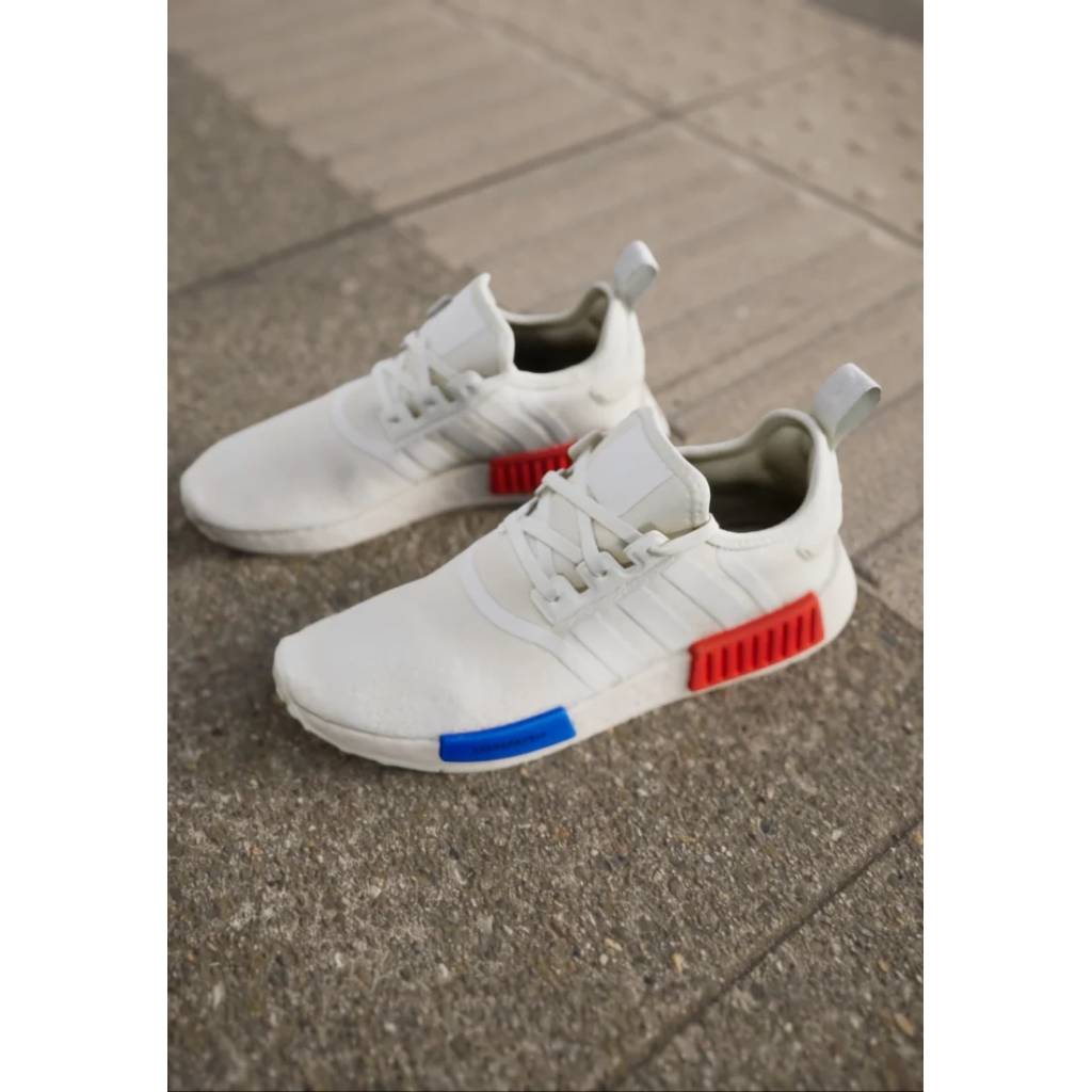 adidas Originals NMD_R1 Sneaker – Cloud White mit roten & blauen Details