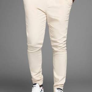 Delmao Herren Leinen Chino Hose – leichte Sommerhose in Sand für Alltag & Freizeit